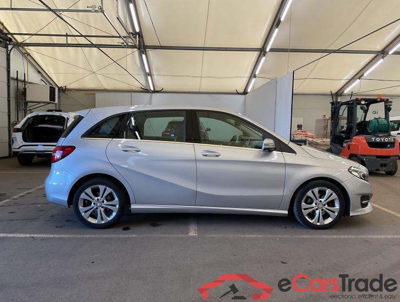 Mercedes B 180d Urban LED-Xenon Command Navi Sport-Leather Klima PDC ... #2