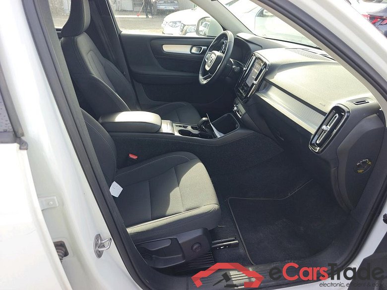 VOLVO XC40 / 2017 / 5P / todoterreno 1.5 T2 Momentum Pro Auto #6