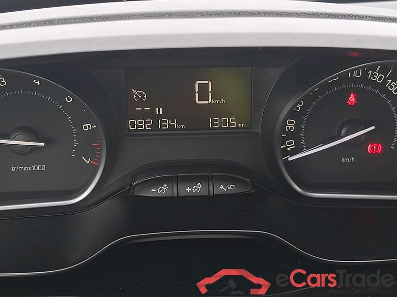 PEUGEOT 208 / 2015 / 5P / berlina con portón 5P Signature 1.2L PureTech 81KW (110CV) (AC) #5