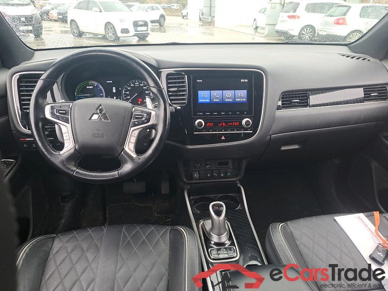 MITSUBISHI Outlander / 2015 / 5P / todoterreno 2.4 PHEV Kaiteki+ Auto 4WD #3