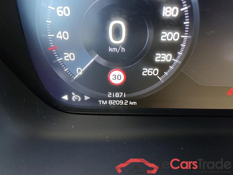 VOLVO XC40 / 2017 / 5P / todoterreno 2.0 B4 G AWD Momentum Pro Auto #5